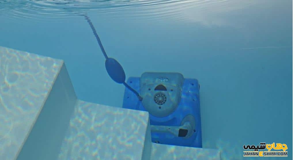 روش نیمه خودکار و دستی برای جارو کردن کف استخر